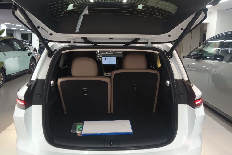 Li i8 2025 image de voiture #21