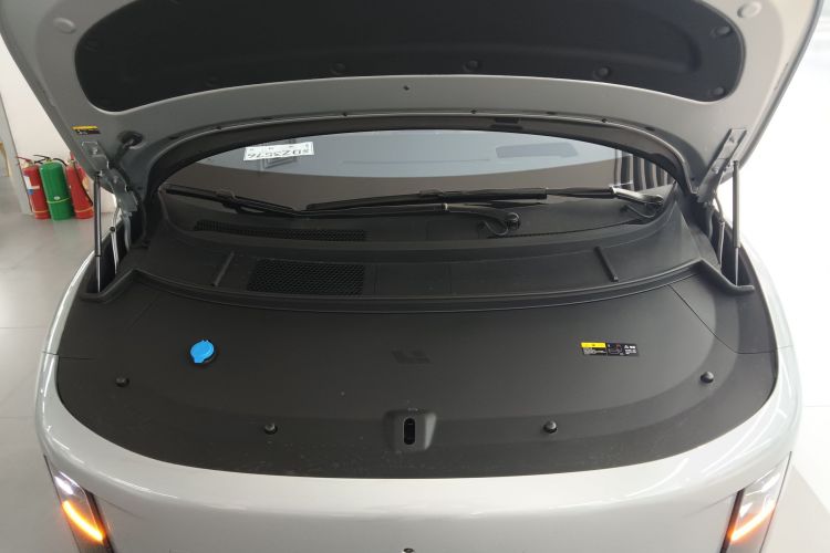 Li i8 2025 image de voiture #21