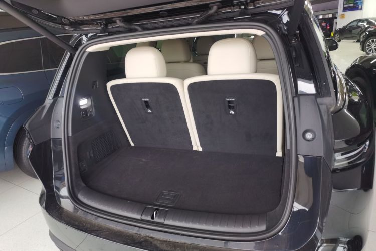 Li i8 2025 image de voiture #21