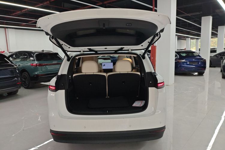 Li i8 2025 image de voiture #21