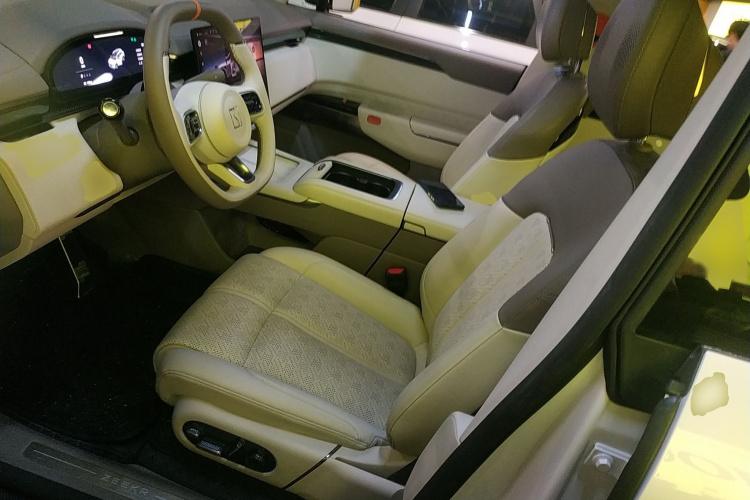 Zeekr 7X 2024 car image #21