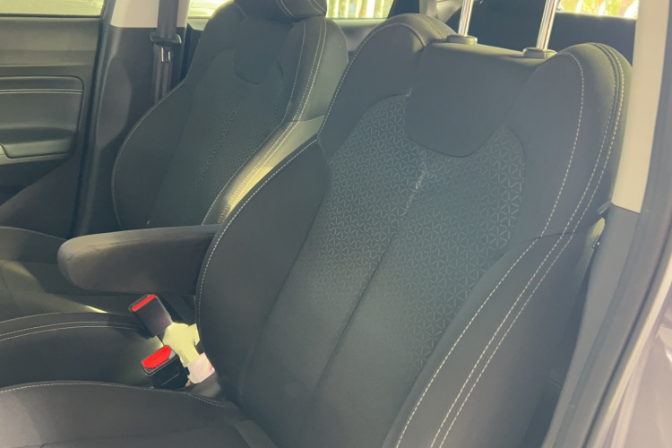 哪吒汽车 哪吒V 2021 汽车图片 #21