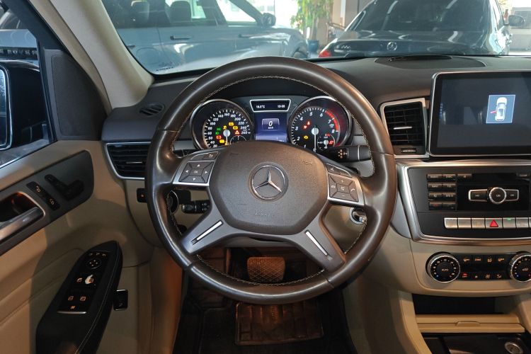 Mercedes-Benz M Class 2015 car image #21