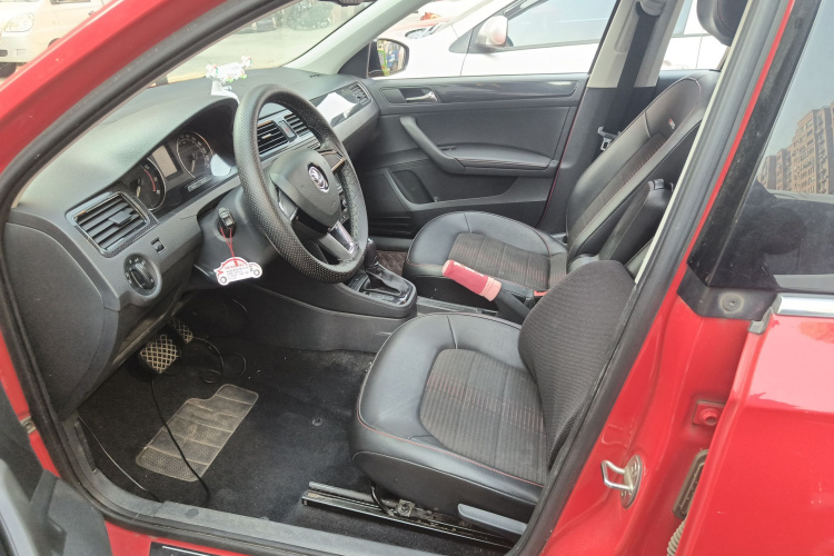 Skoda Rapid Spaceback 2016 immagine di auto #21