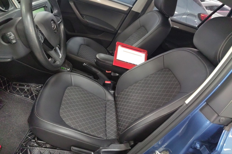 Skoda Rapid Spaceback 2018 car image #21