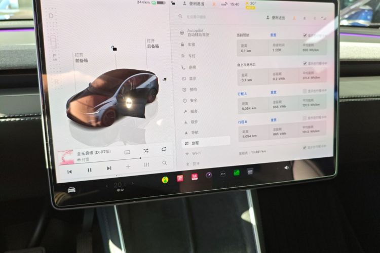 Tesla Model Y 2025 car image #21