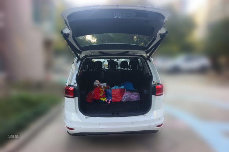 Volkswagen Touran 2018 car image #21