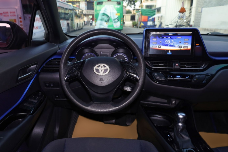 Toyota C-HR 2018 car image #21