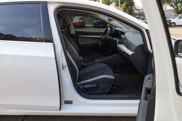 Volkswagen Golf 2023 car image #21