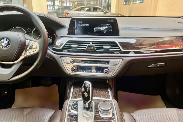 BMW 7 Series 2018 car image #21