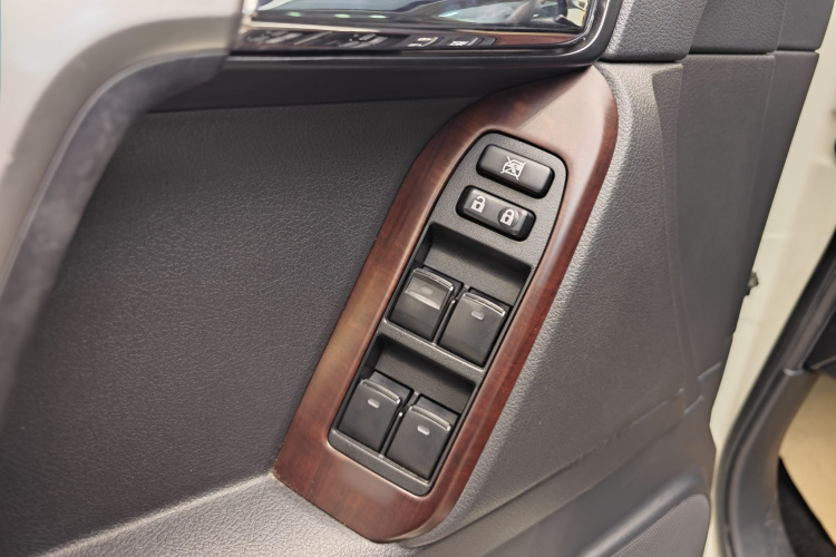 Toyota Land Cruiser Prado 2017 car image #21