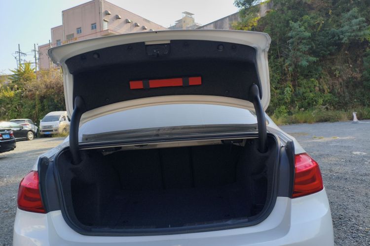 BMW 3 Series 2018 immagine di auto #21