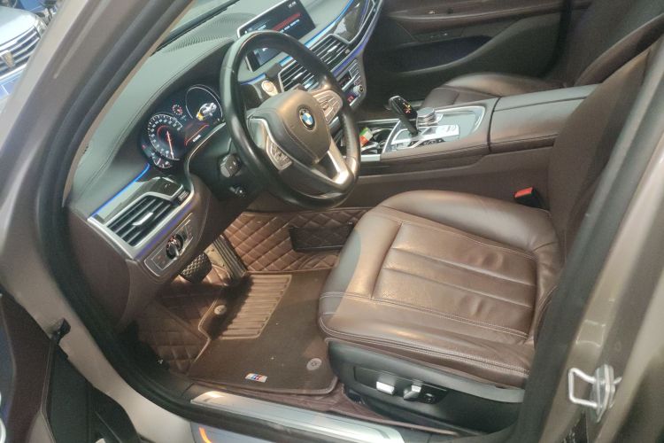 BMW 7 Series 2018 car image #21