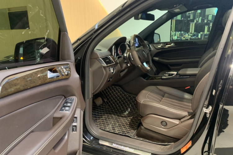 Mercedes-Benz GLS Class 2018 car image #21