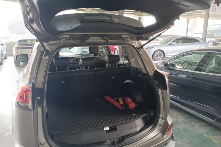 Toyota RAV4 2018 car image #21