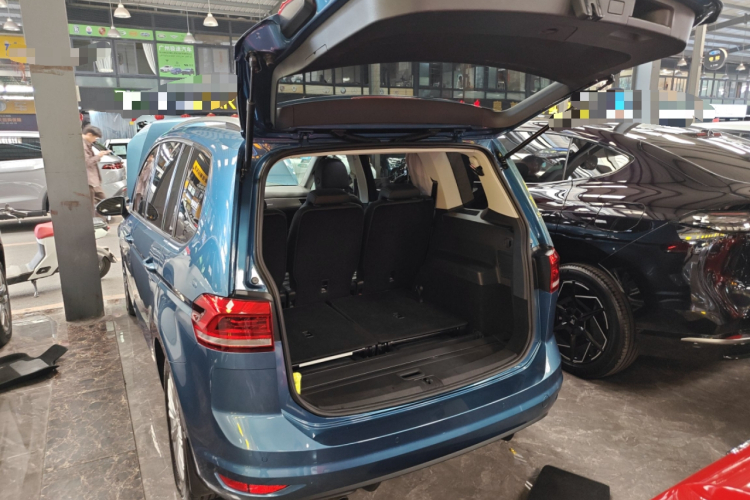 Volkswagen Touran 2018 car image #21