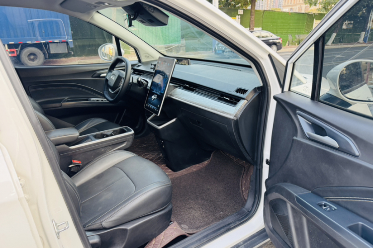 哪吒汽车 哪吒V 2023 #21 哪吒汽车 哪吒V 2023 汽车图片 #21