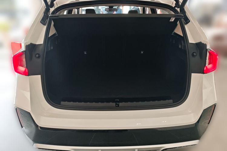 BMW iX1 2025 car image #21