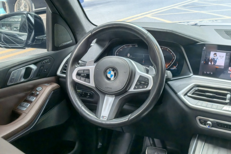 BMW X7 2020 car image #21