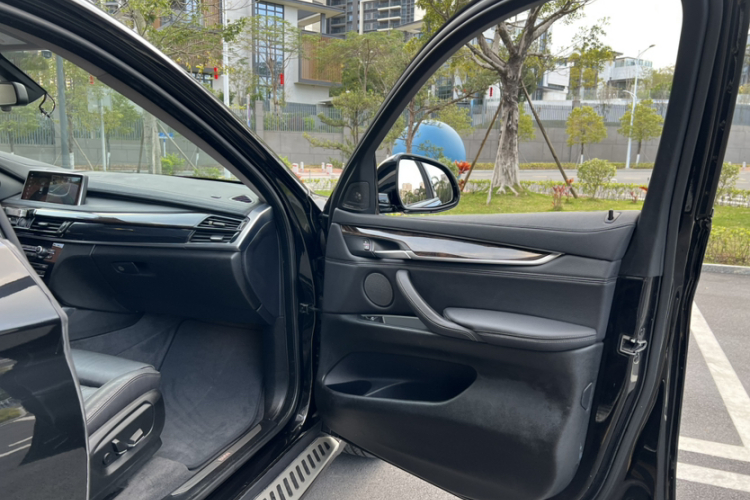 BMW X6 2018 car image #21