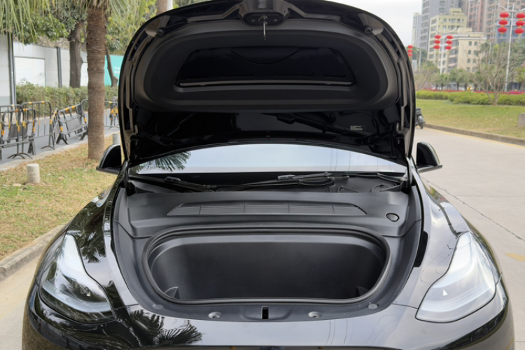 Tesla Model Y 2023 car image #21