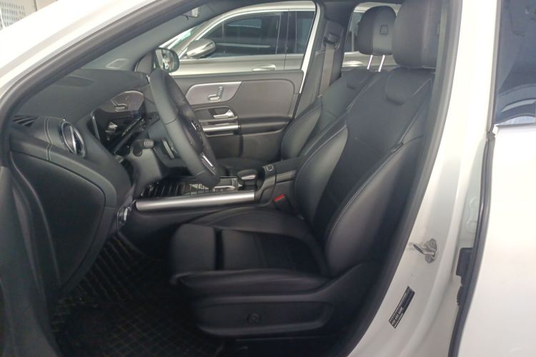 Mercedes-Benz GLA Class 2023 immagine di auto #21