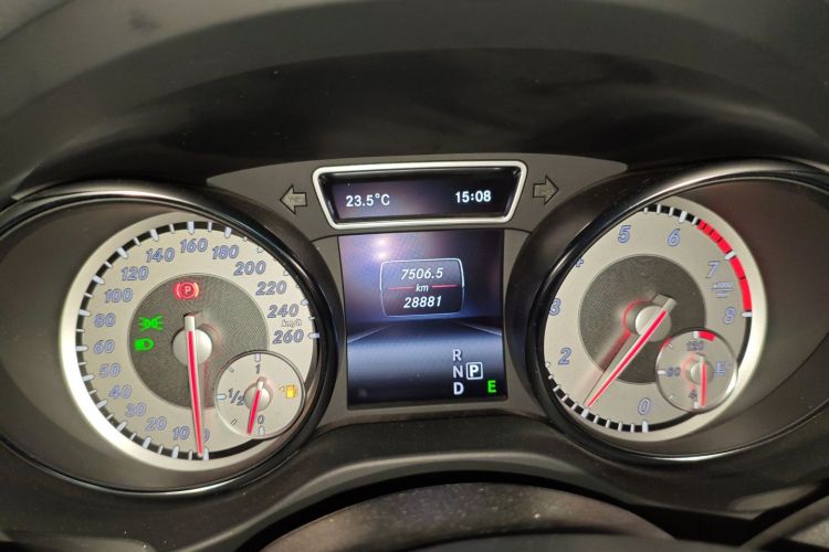 Mercedes-Benz GLA Class 2015 immagine di auto #21