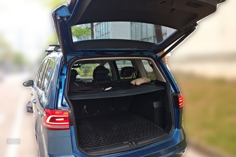 Volkswagen Touran 2018 car image #21