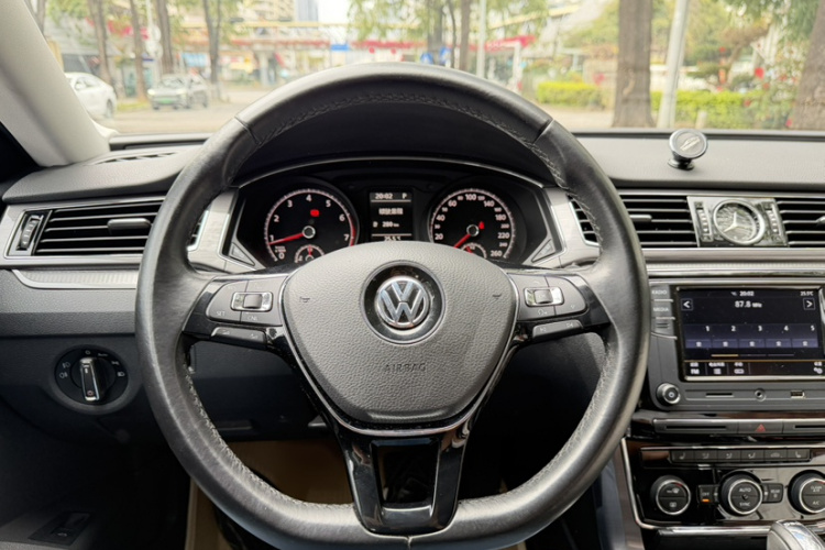 Volkswagen Passat 2018 car image #21