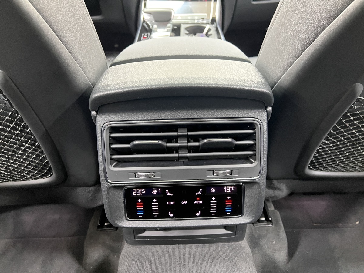 Audi RS Q8 2020 car image #21