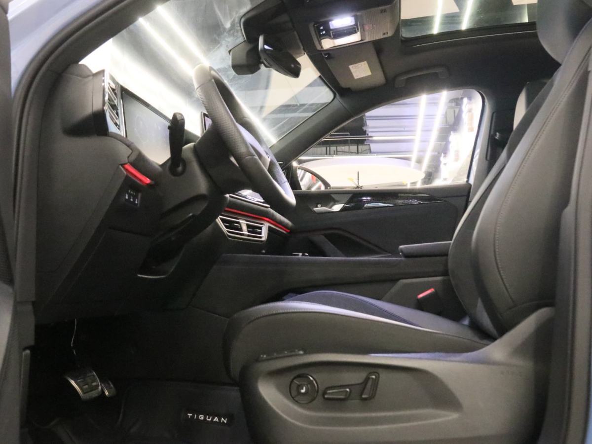 Volkswagen Tiguan L 2024 immagine di auto #21
