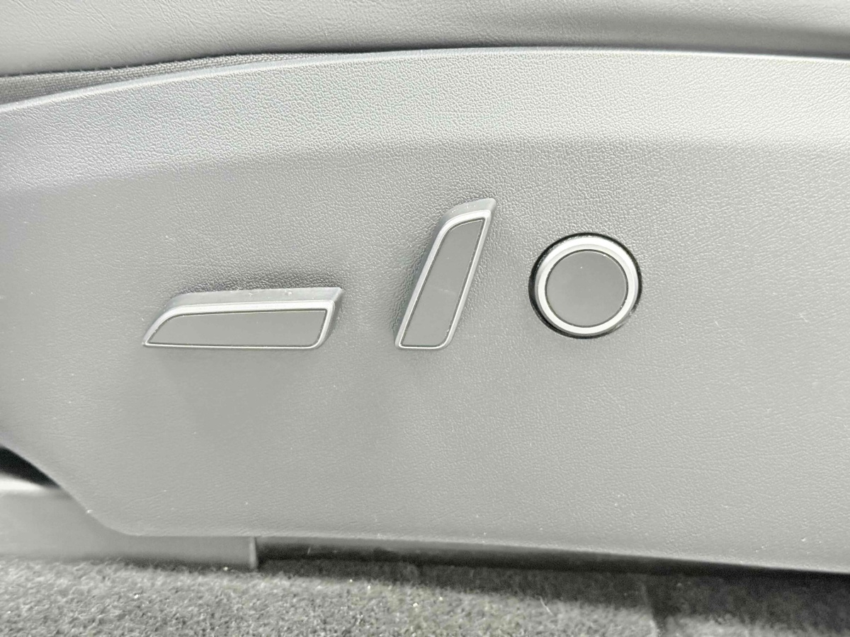 Tesla Model Y 2023 car image #21