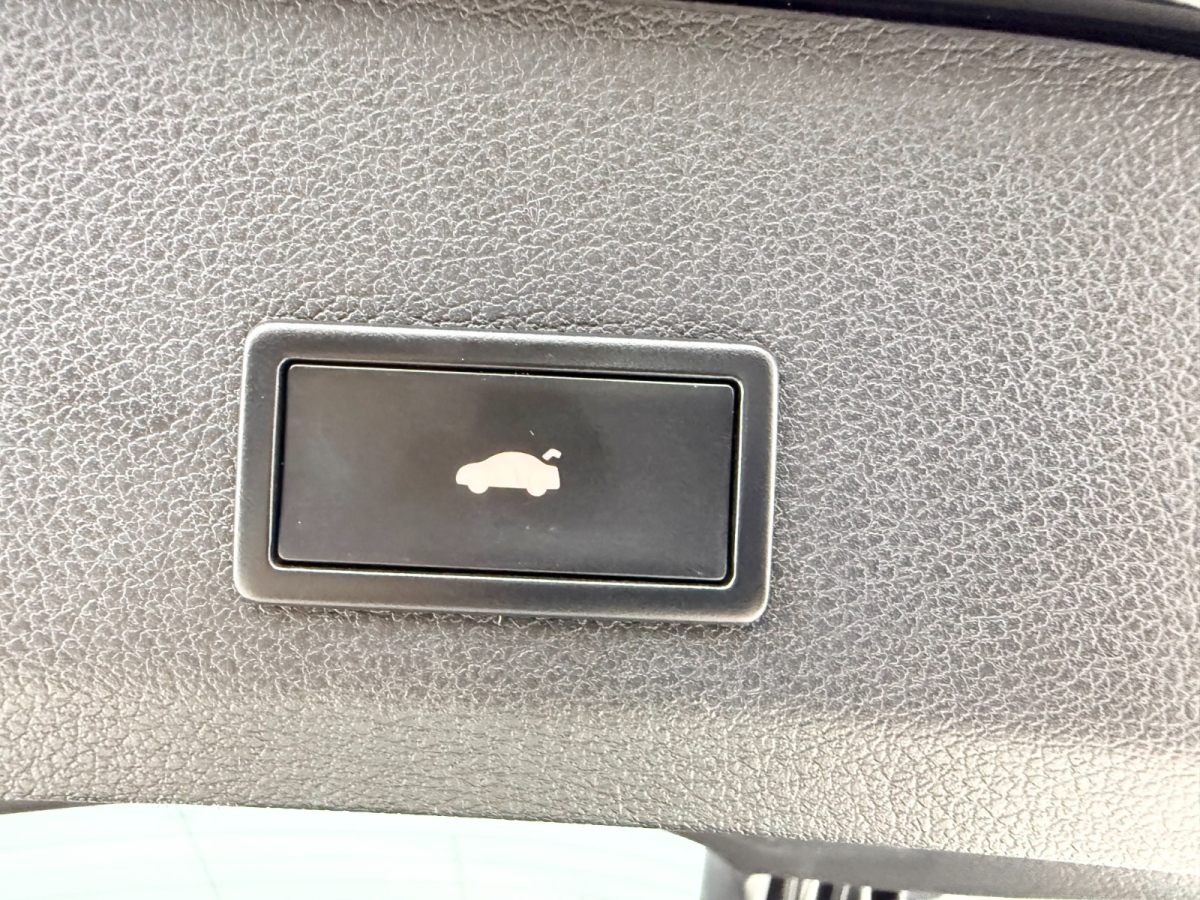 Audi Q7 2010 car image #21