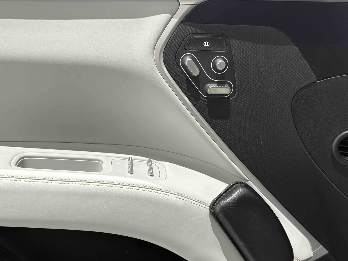 Avatr 11 2023 car image #21