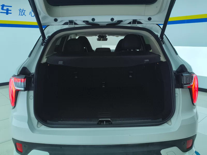 Lynk & Co 01 2018 #21 Lynk & Co 01 2018 car image #21