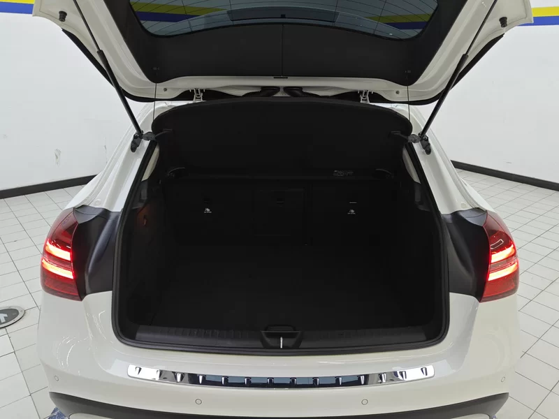 Mercedes-Benz GLA Class 2018 car image #21