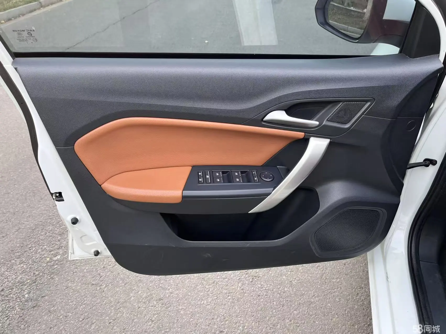 MG GT 2016 car image #21