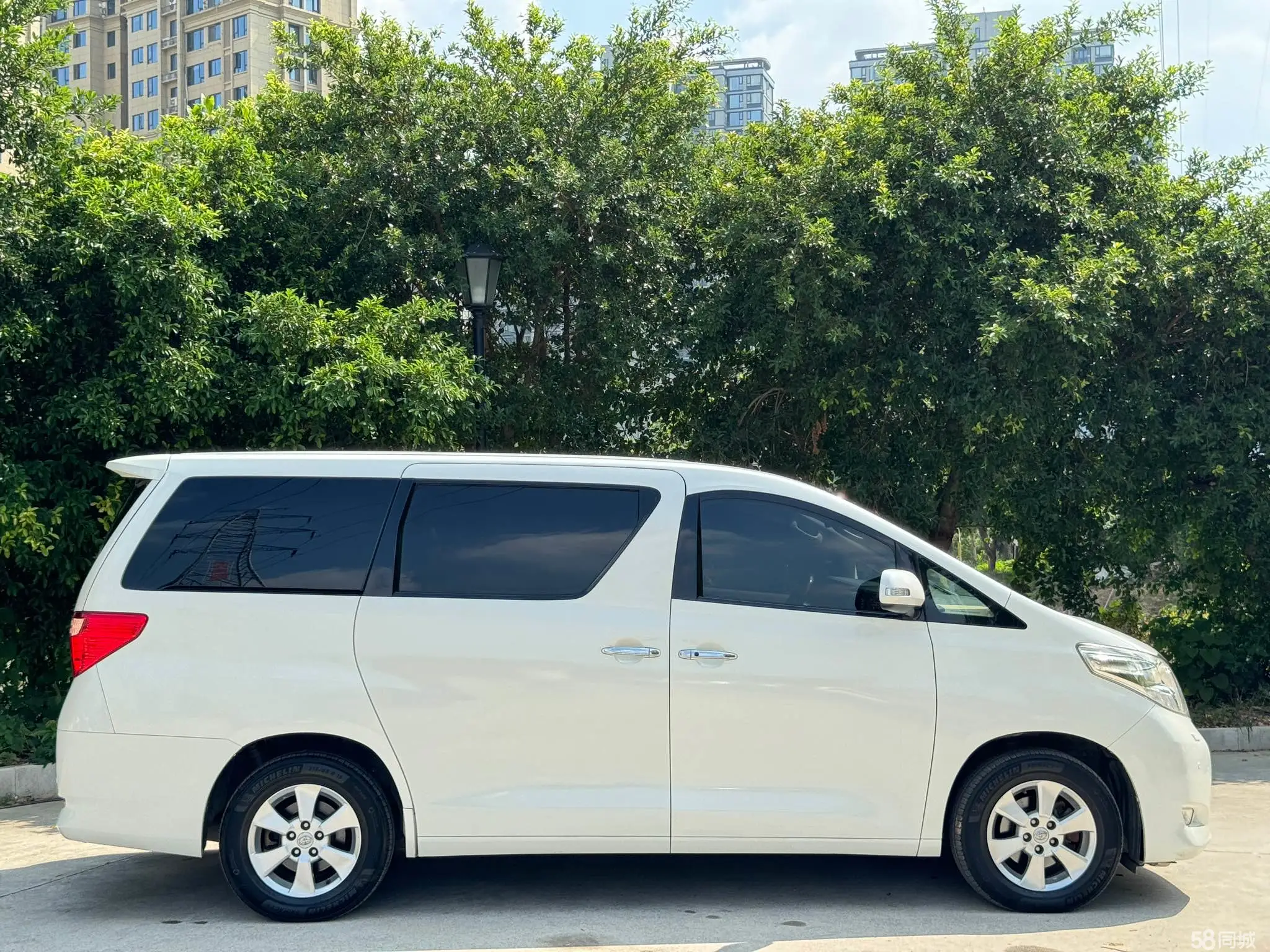 丰田 埃尔法 2011 汽车图片 #21