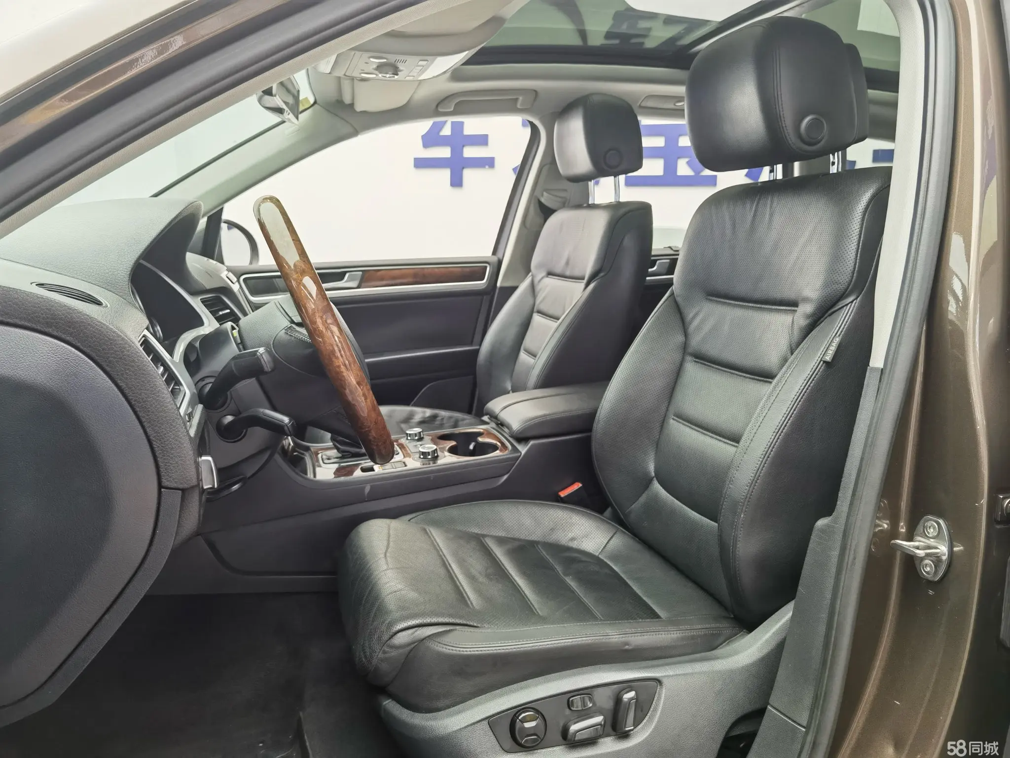 Volkswagen Touareg 2012 car image #21