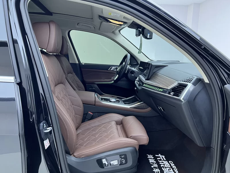 BMW X7 M60i 2023 car image #21