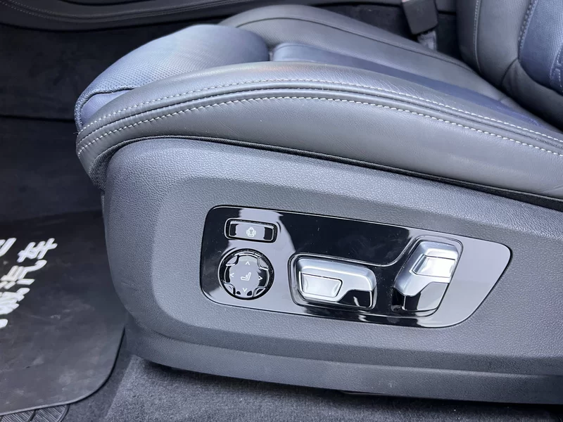 BMW X7 M60i 2022 #21 BMW X7 M60i 2022 car image #21