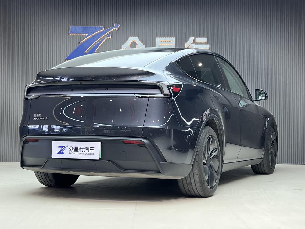 Tesla Model Y 2025 #4 Tesla Model Y 2025 car image #4
