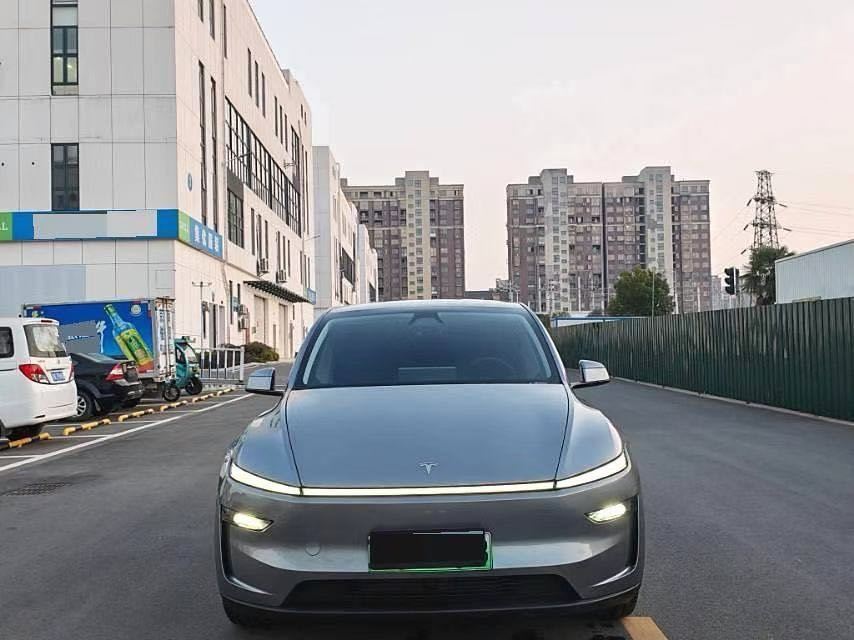 Tesla Model Y 2025 #4 Tesla Model Y 2025 car image #4