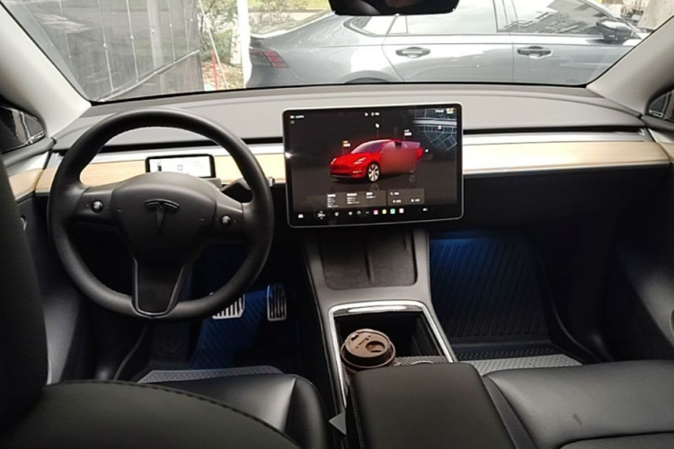 Tesla Model Y 2023 immagine di auto #15