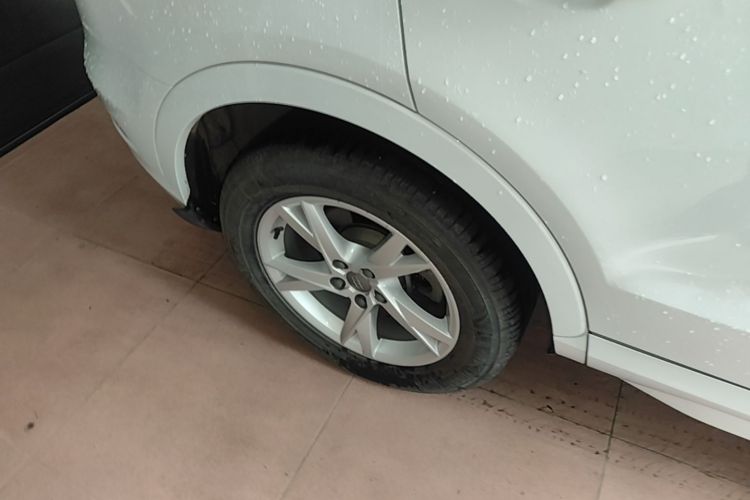 Audi Q3 2017 car image #10