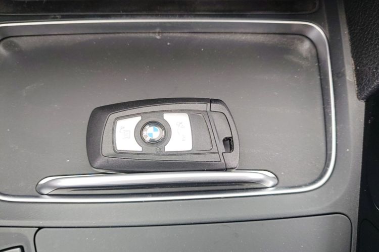 BMW 3 Series 2018 #9 BMW 3 Series 2018 car image #9