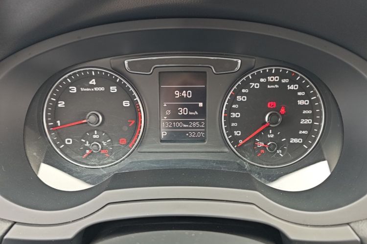 Audi Q3 2016 car image #12