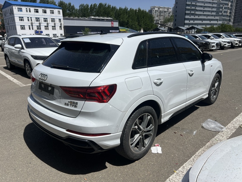 Audi Q3 2023 car image #5