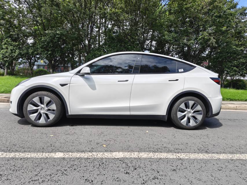 Tesla Model Y 2023 car image #3