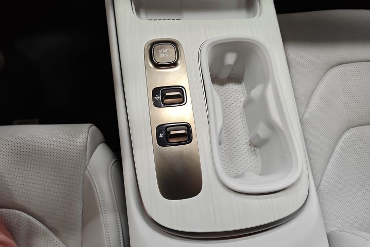 MI SU7 2024 immagine di auto #14